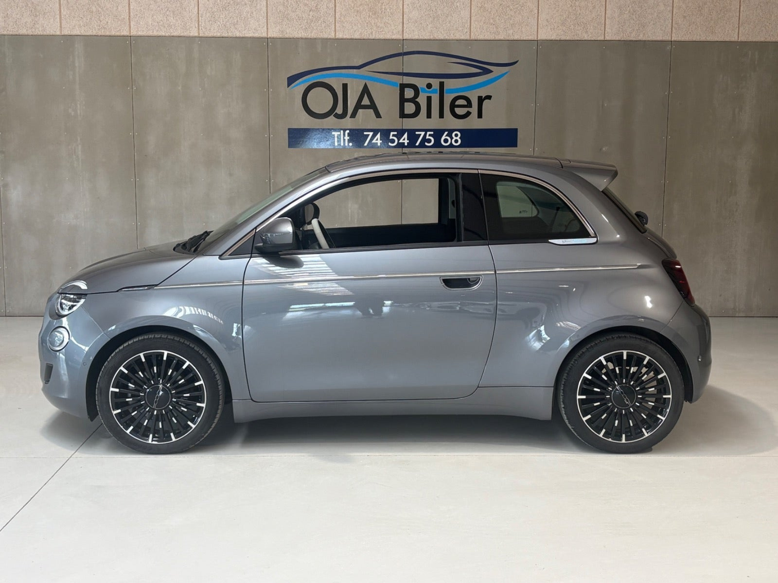Grå Fiat 500e fra 2022