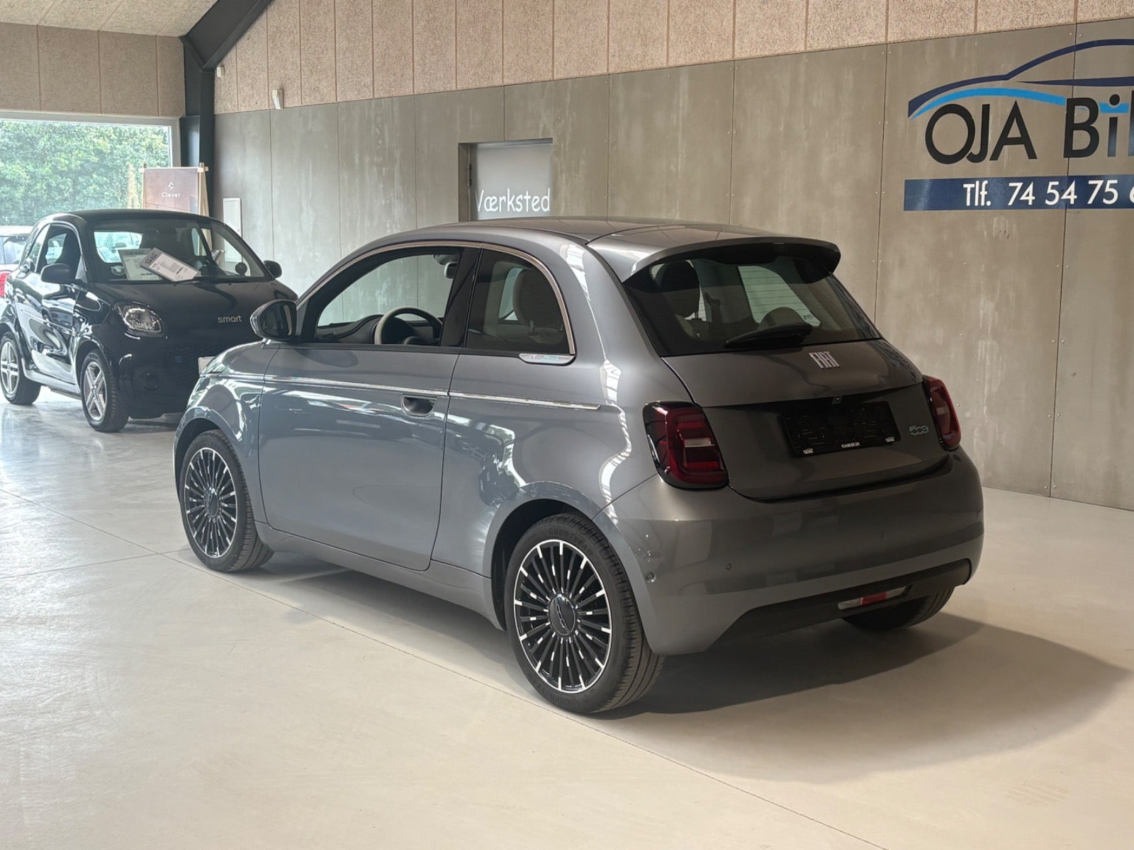 Grå Fiat 500e fra 2022