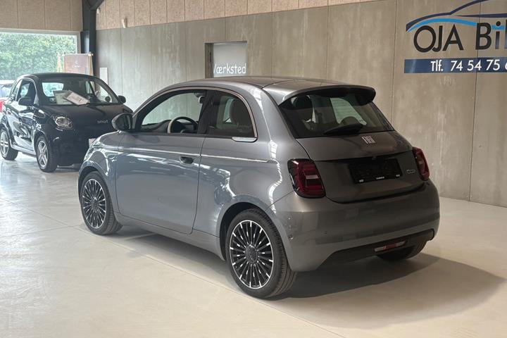 Grå Fiat 500e fra 2022