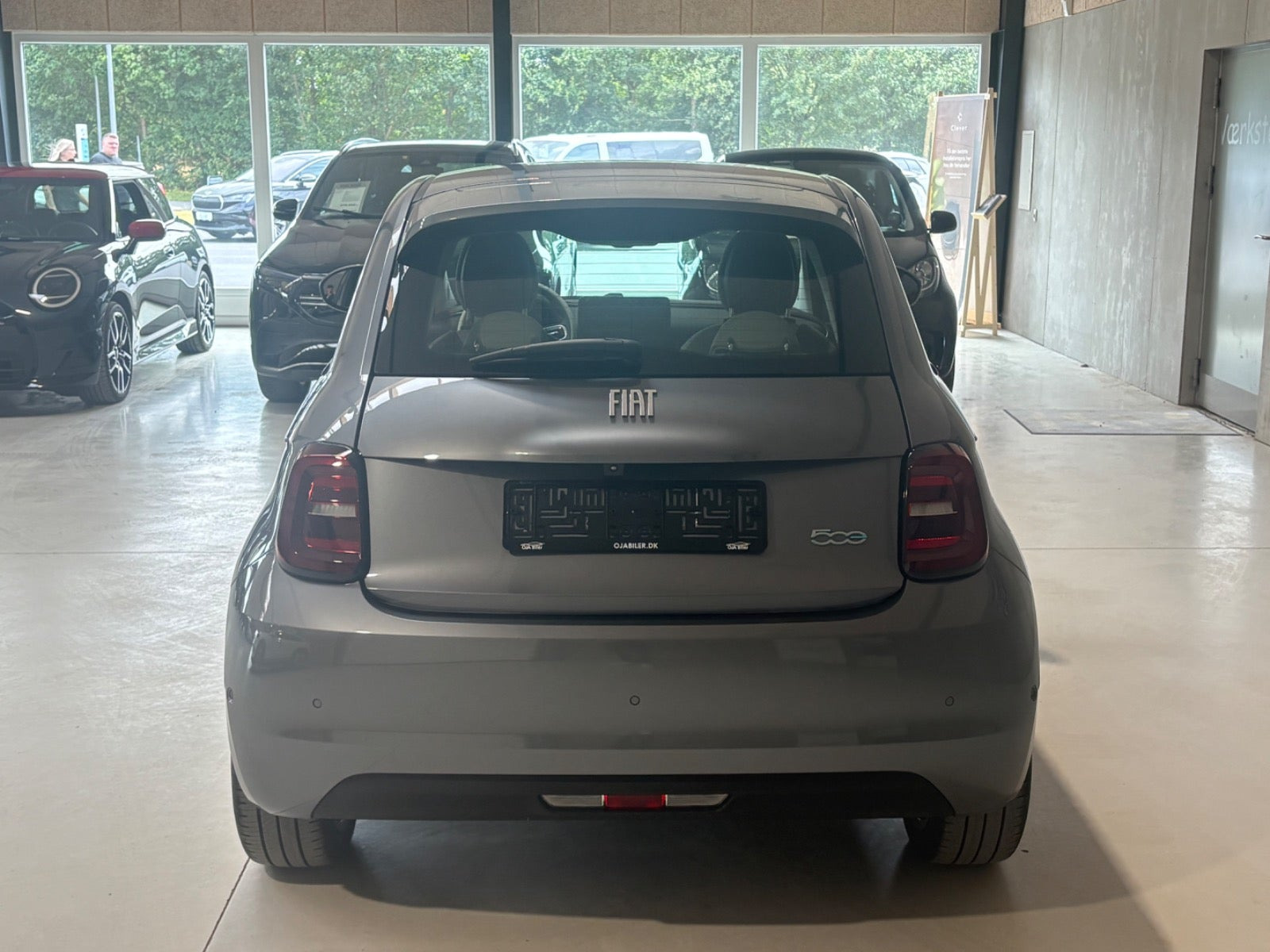 Grå Fiat 500e fra 2022