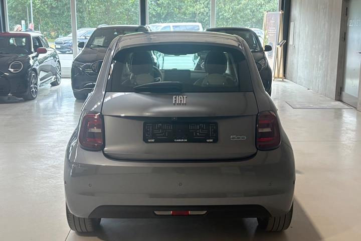 Grå Fiat 500e fra 2022