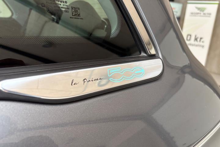 Grå Fiat 500e fra 2022