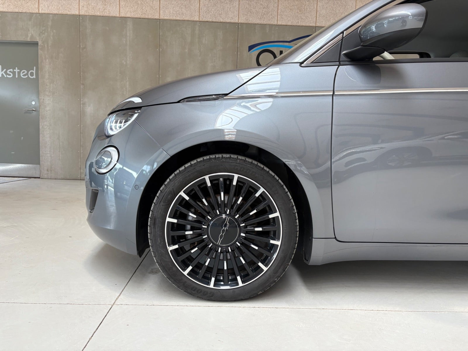 Grå Fiat 500e fra 2022