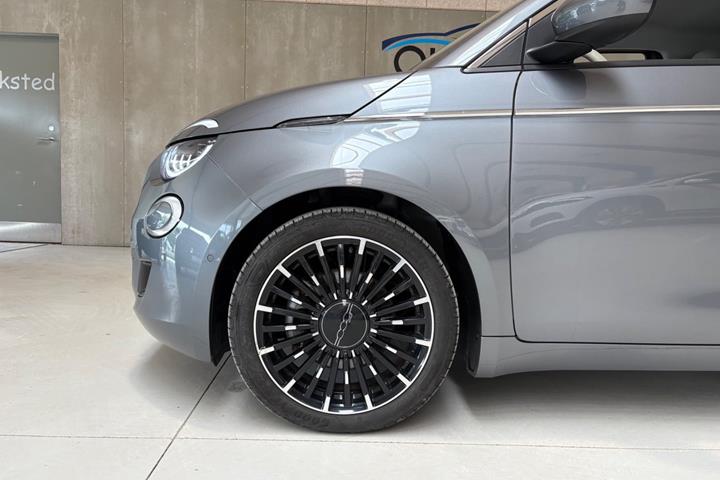 Grå Fiat 500e fra 2022