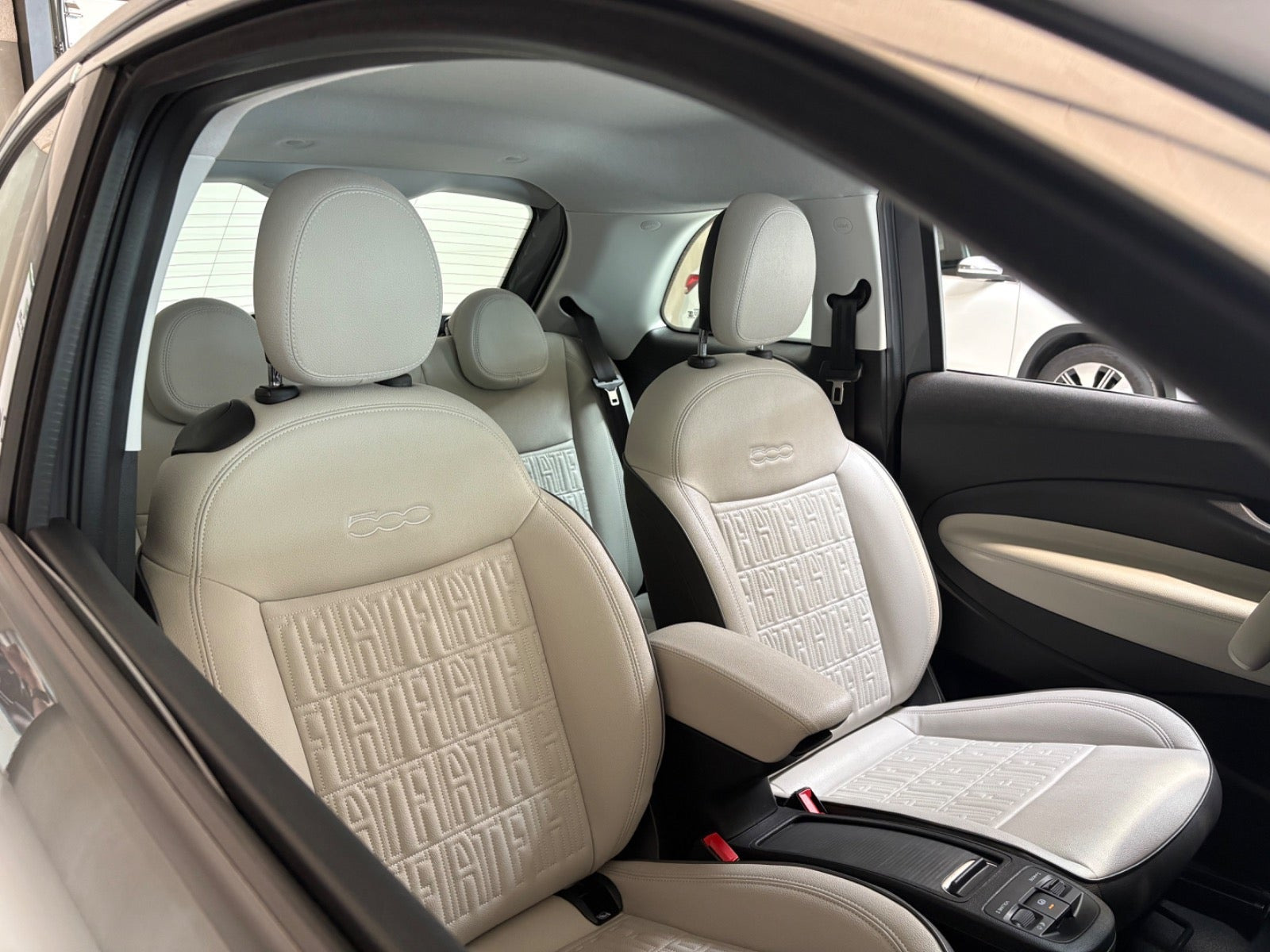 Grå Fiat 500e fra 2022