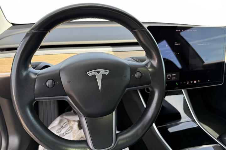 Sort Tesla Model 3 fra 2019