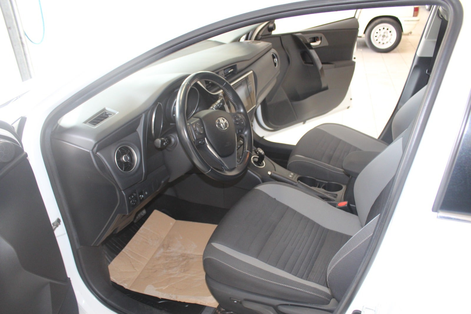 Hvid Toyota Auris fra 2018