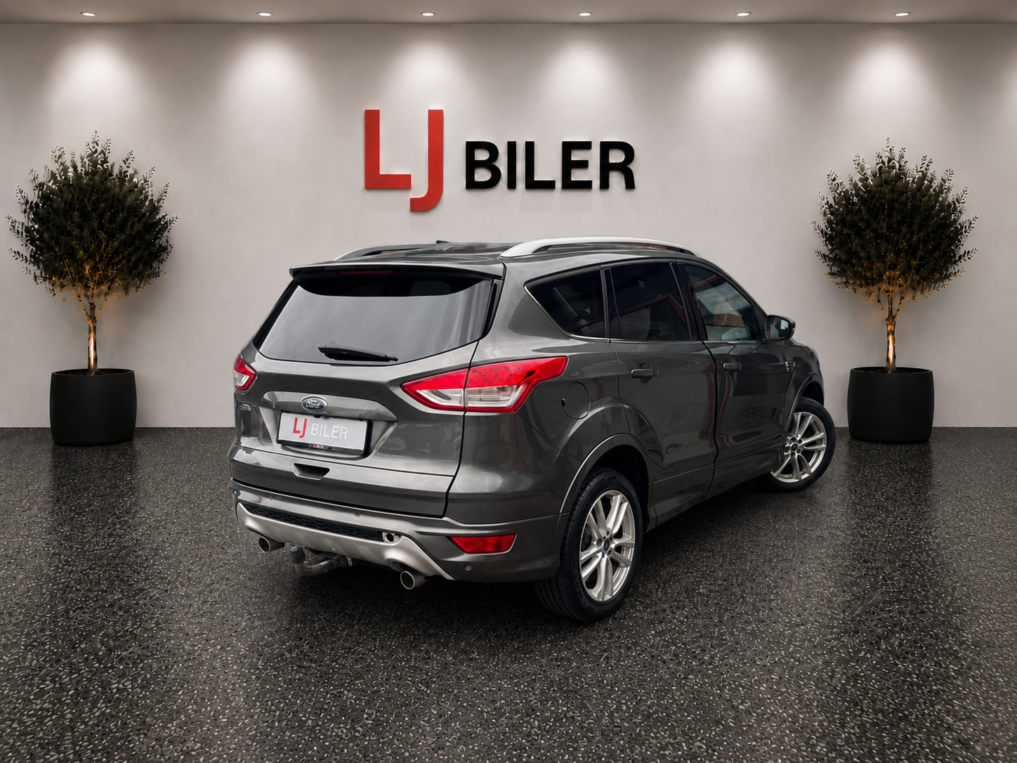 Grå Ford Kuga fra 2016