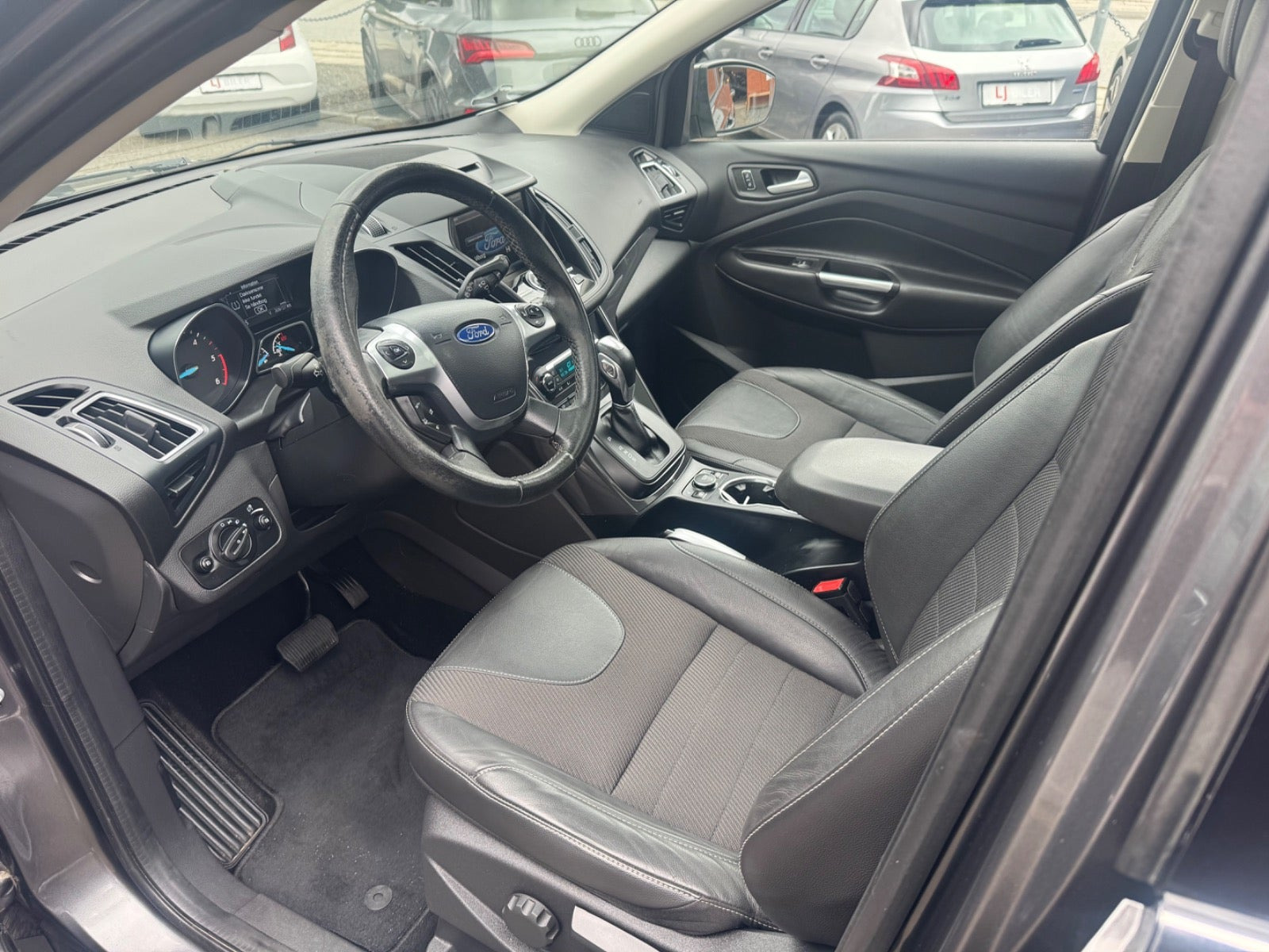 Grå Ford Kuga fra 2016