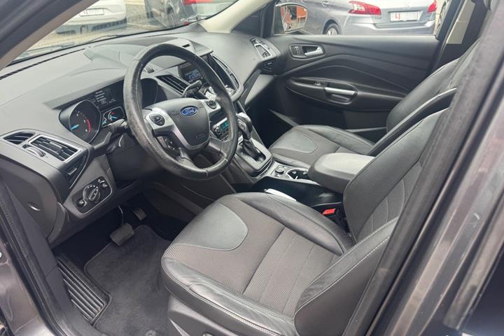 Grå Ford Kuga fra 2016