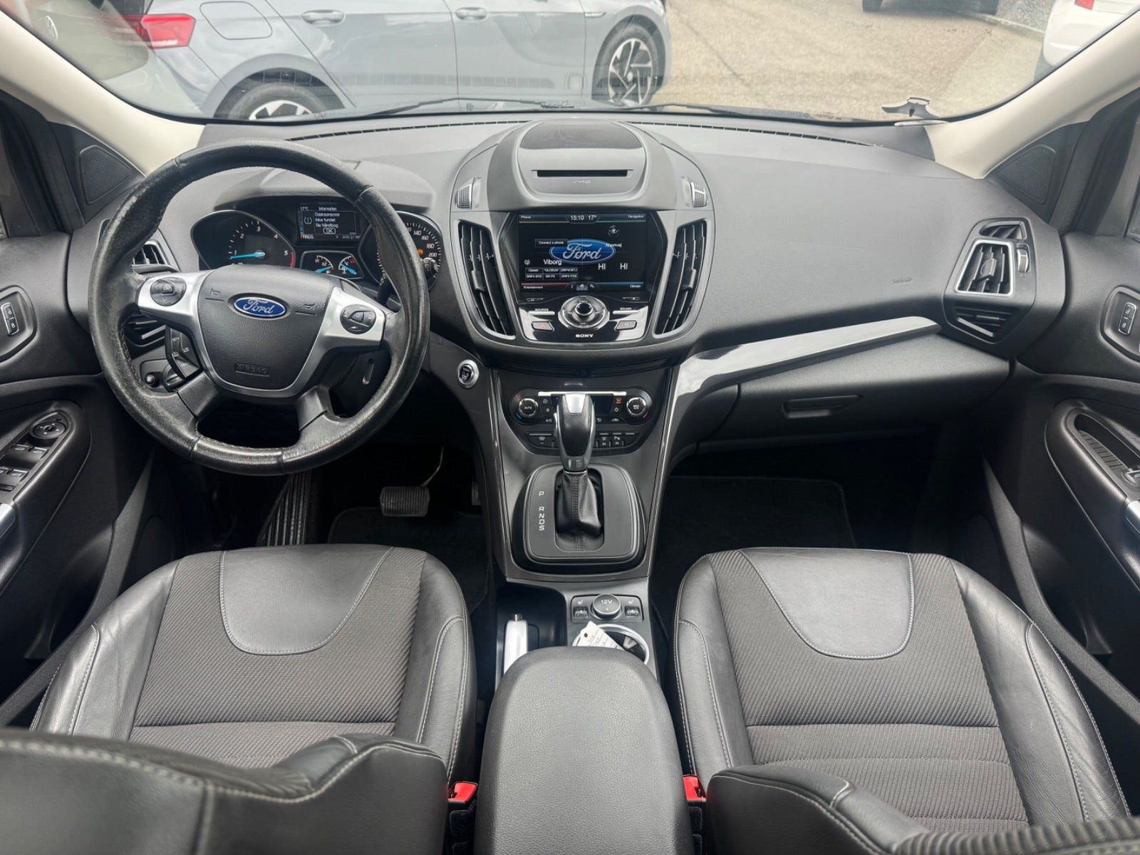 Grå Ford Kuga fra 2016