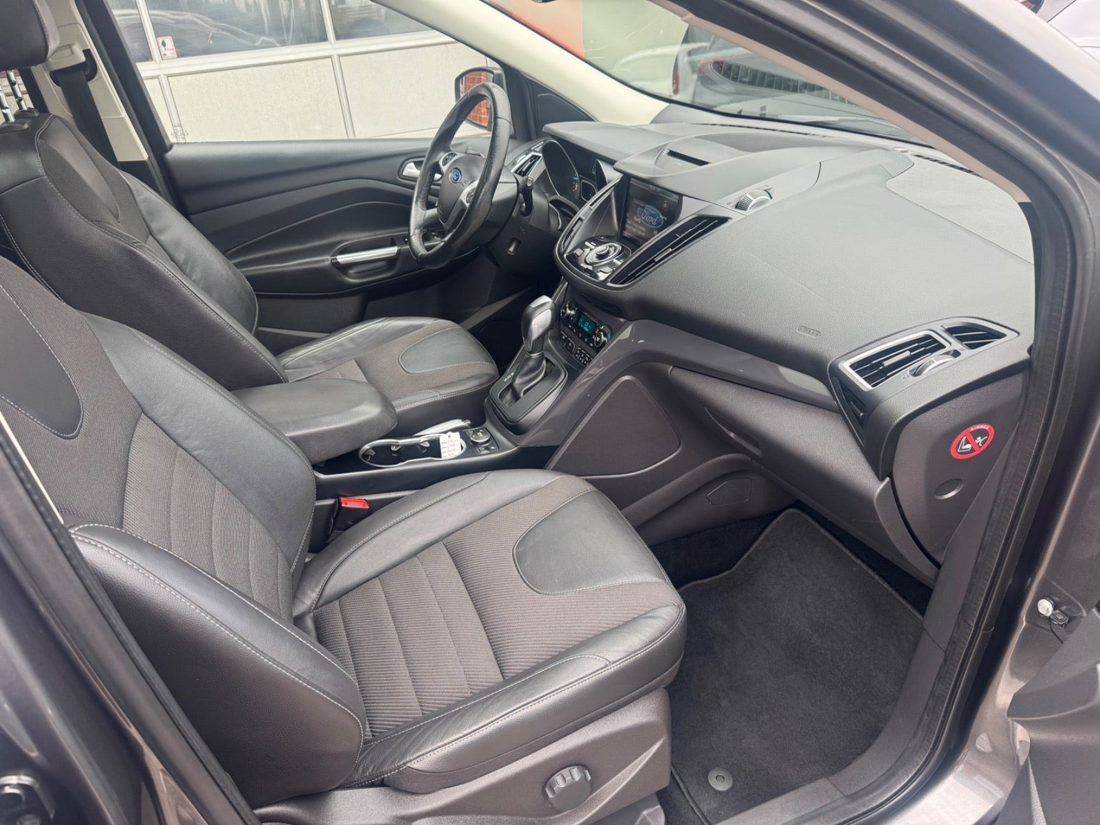 Grå Ford Kuga fra 2016