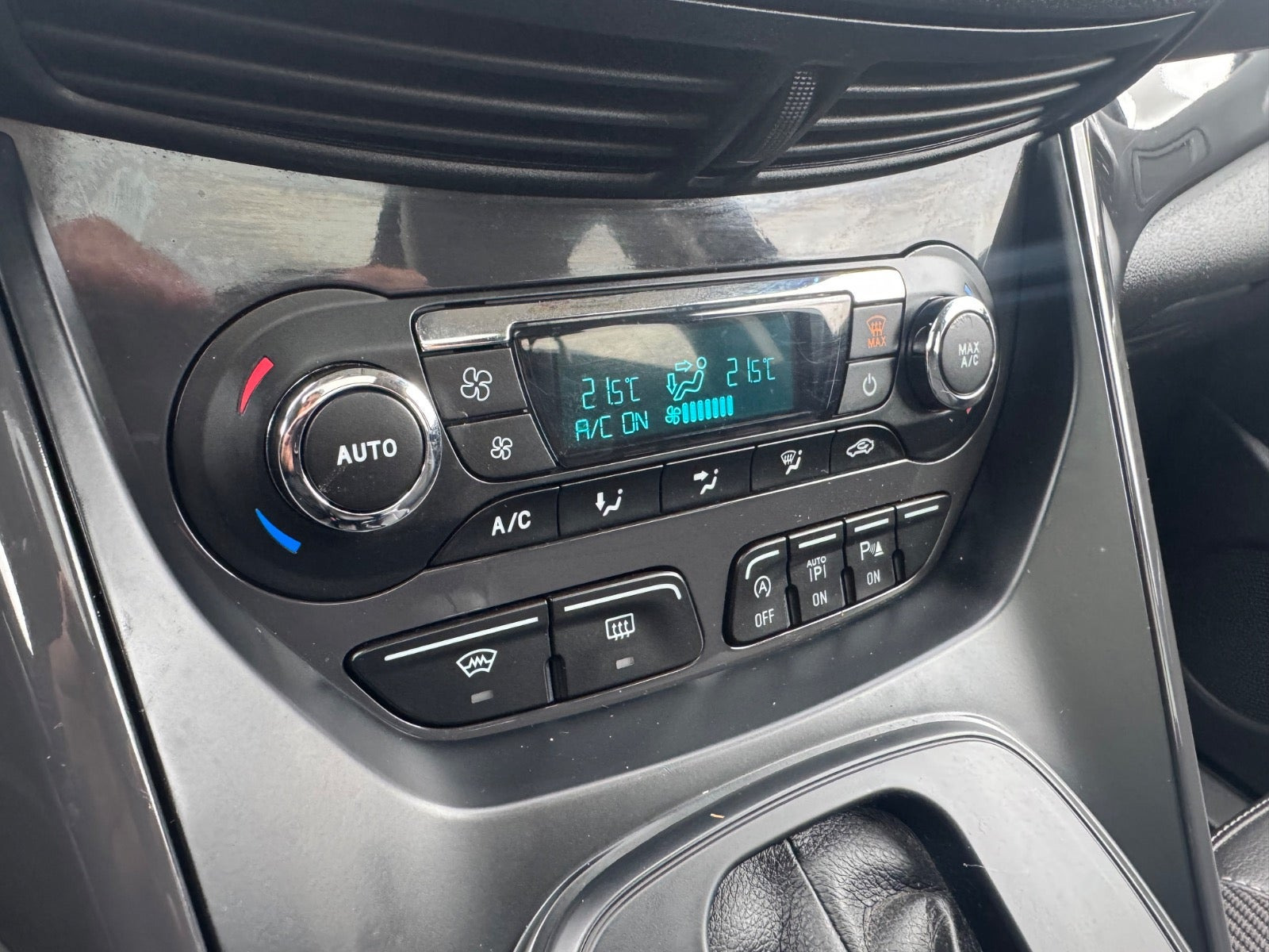 Grå Ford Kuga fra 2016