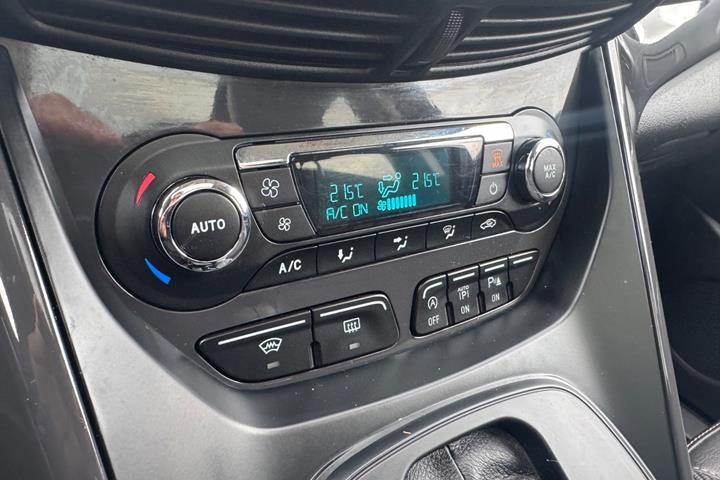 Grå Ford Kuga fra 2016