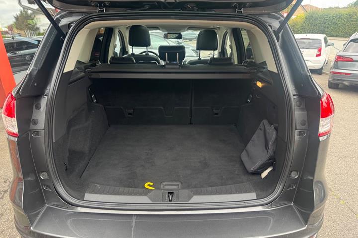 Grå Ford Kuga fra 2016