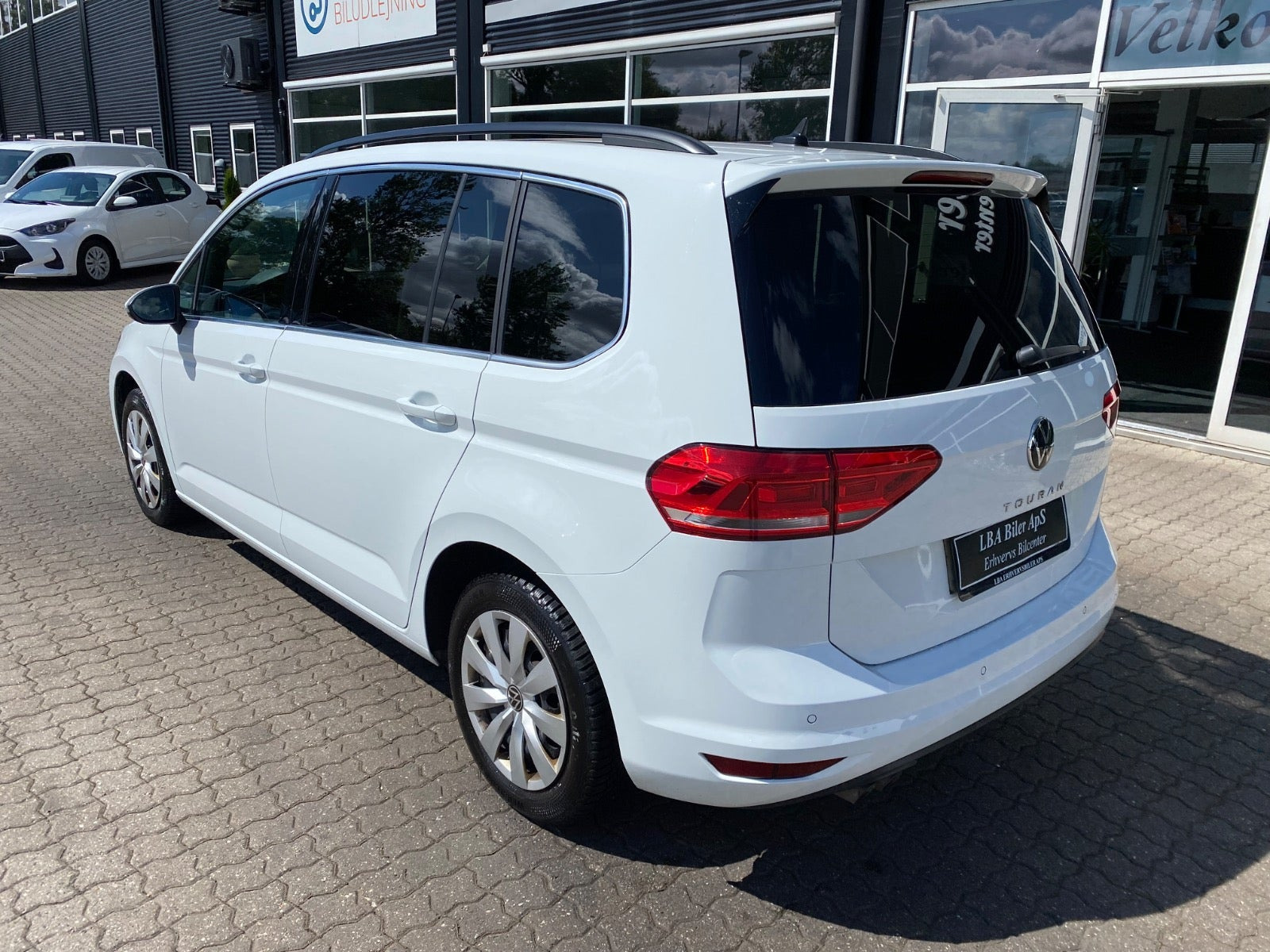 Hvid VW Touran fra 2023