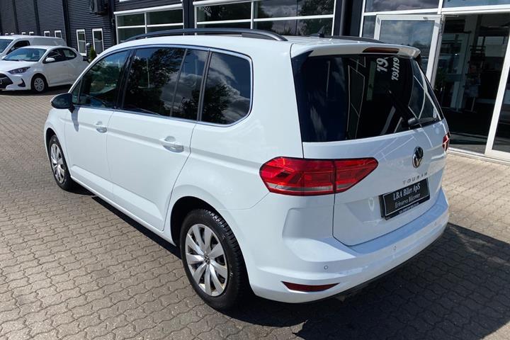 Hvid VW Touran fra 2023