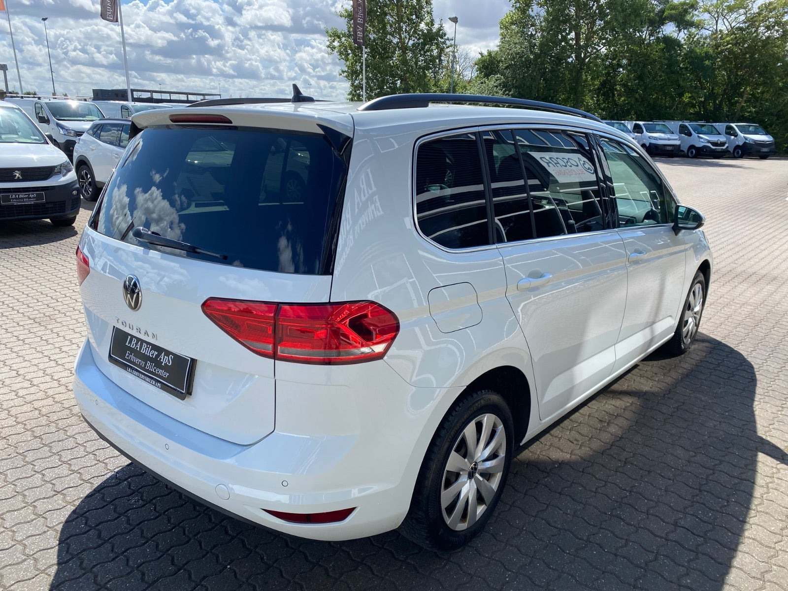 Hvid VW Touran fra 2023