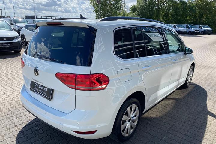 Hvid VW Touran fra 2023