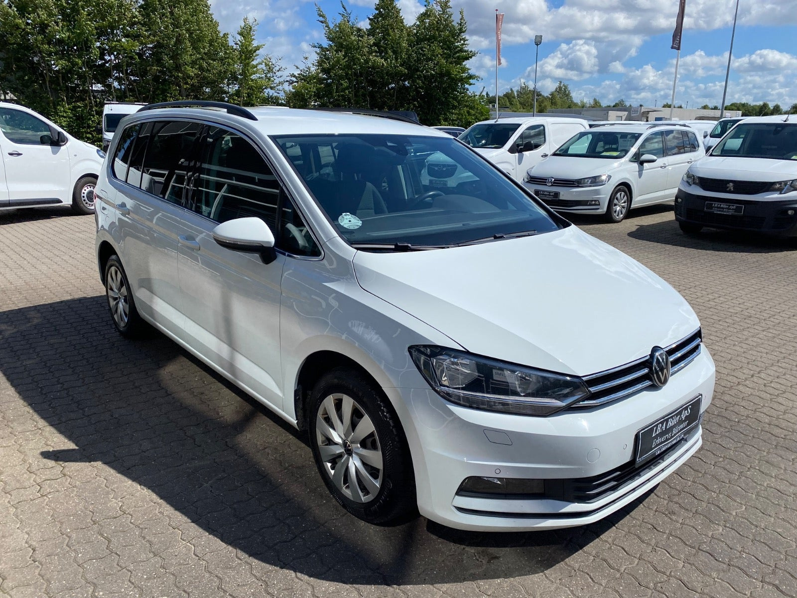 Hvid VW Touran fra 2023