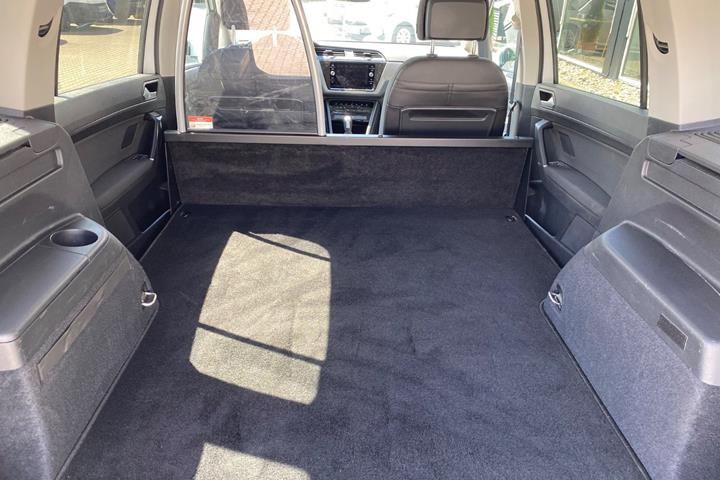 Hvid VW Touran fra 2023