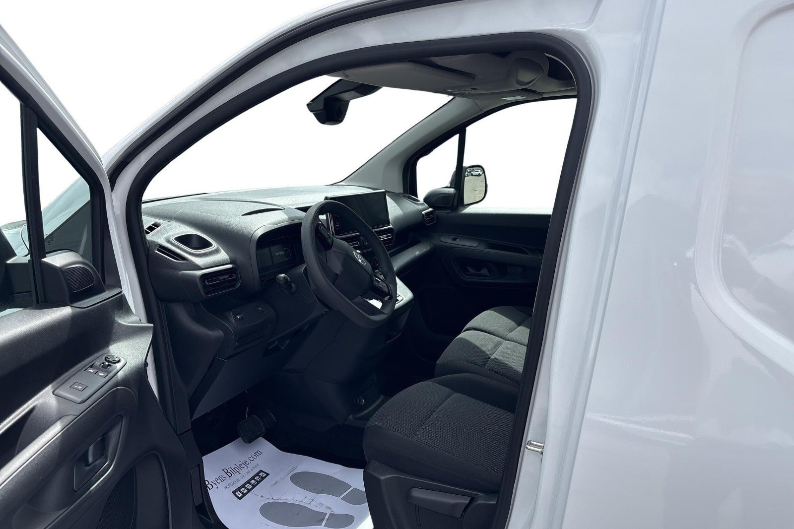 Hvid Toyota ProAce City fra 2026