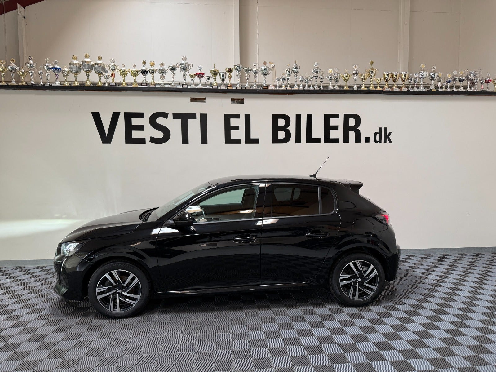 Sort Peugeot 208 fra 2023