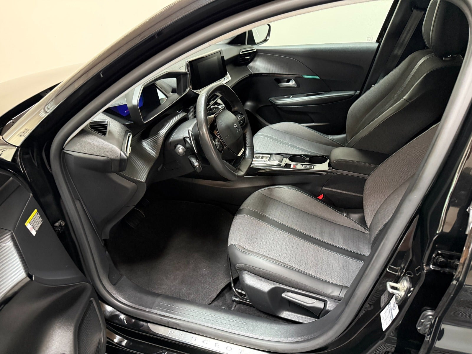 Sort Peugeot 208 fra 2023