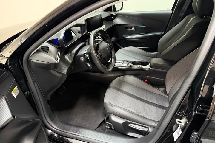 Sort Peugeot 208 fra 2023