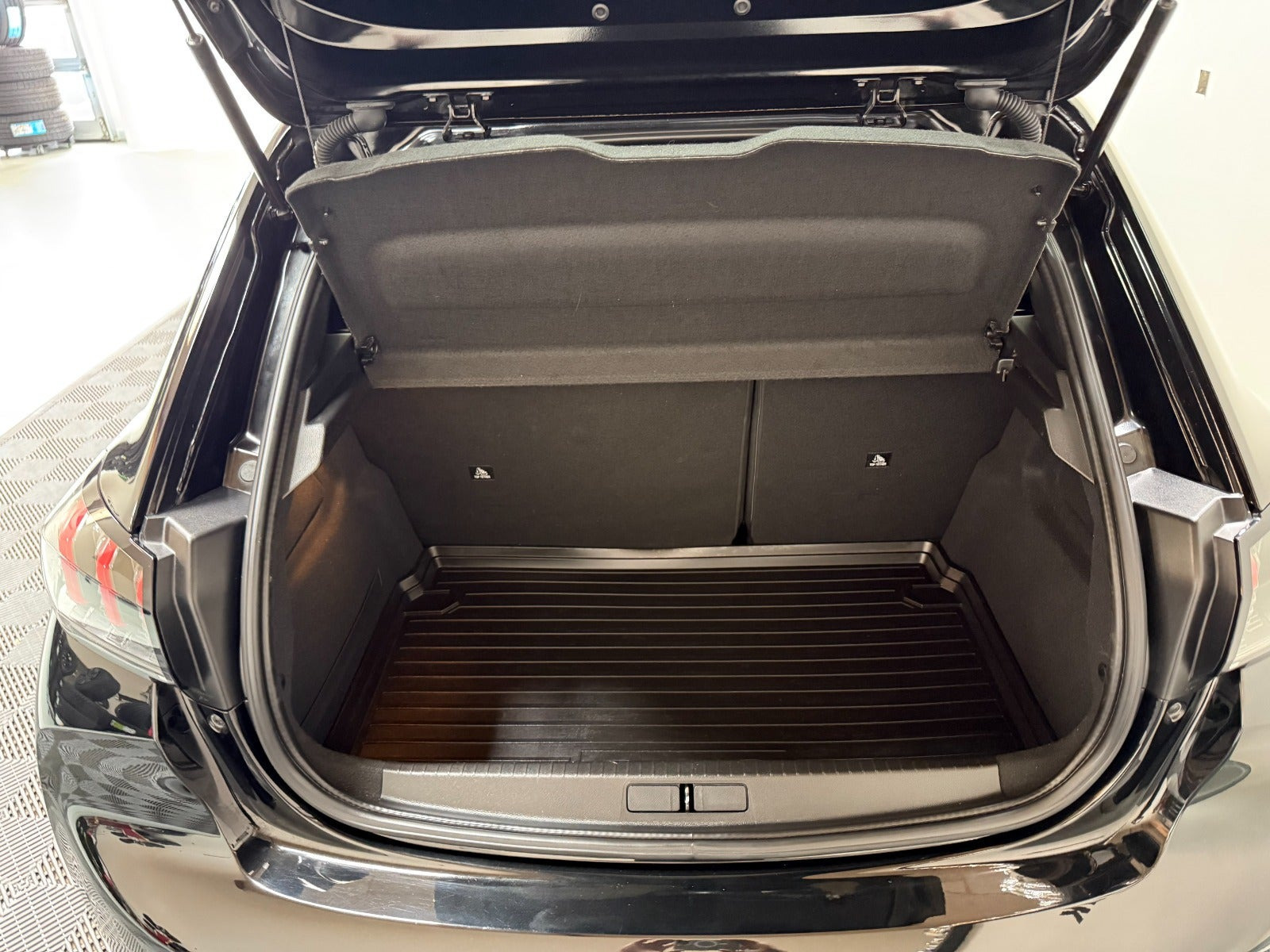 Sort Peugeot 208 fra 2023