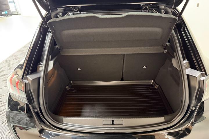 Sort Peugeot 208 fra 2023