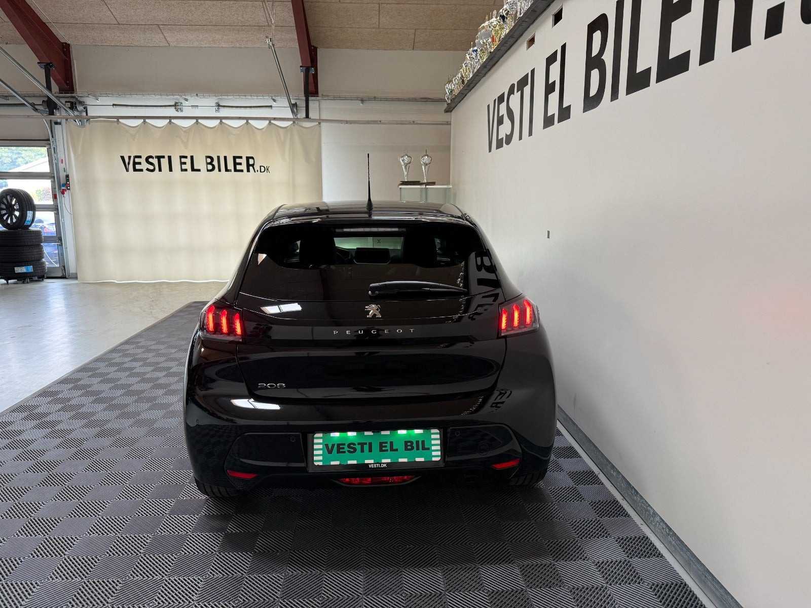 Sort Peugeot 208 fra 2023
