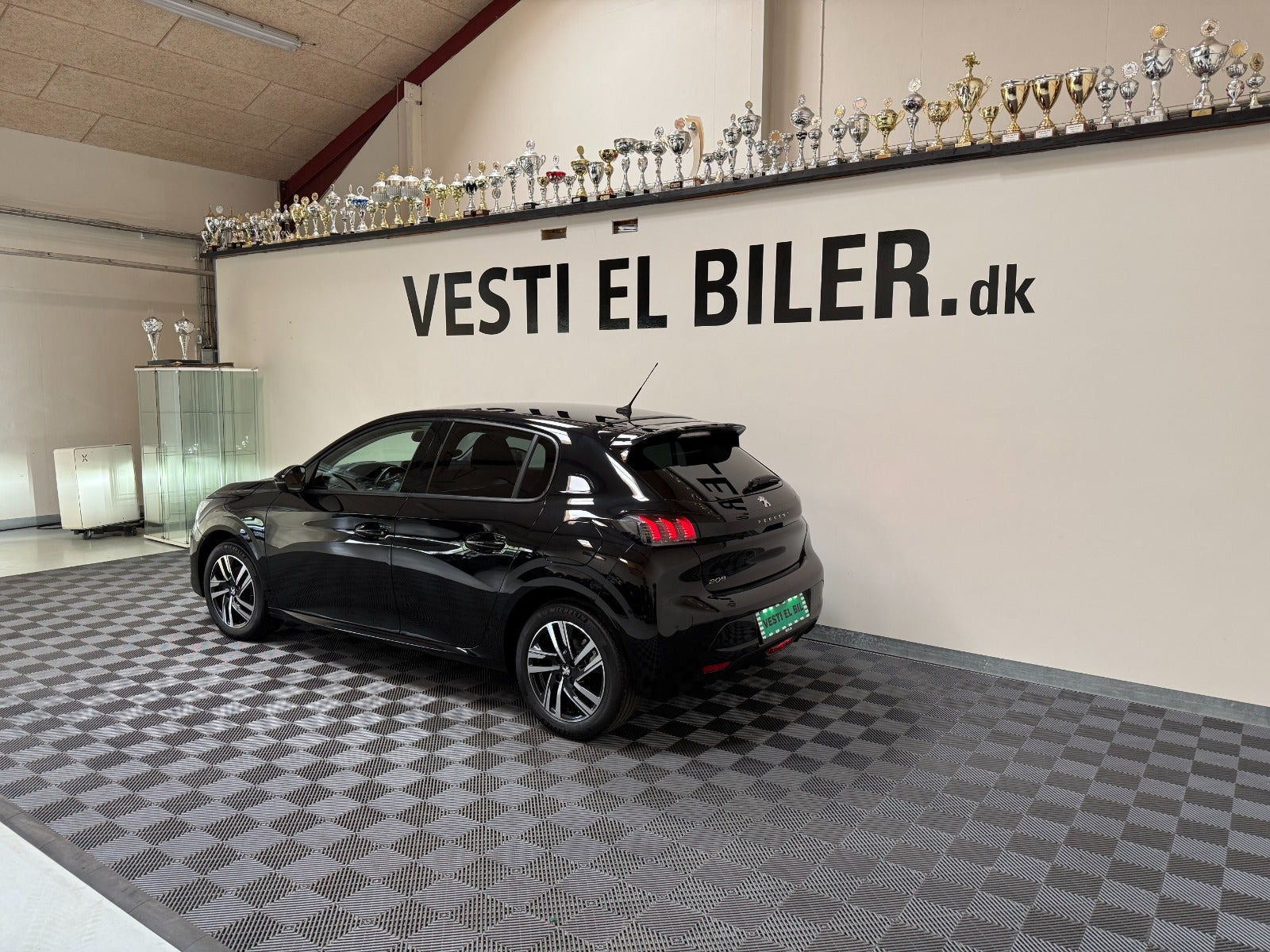 Sort Peugeot 208 fra 2023
