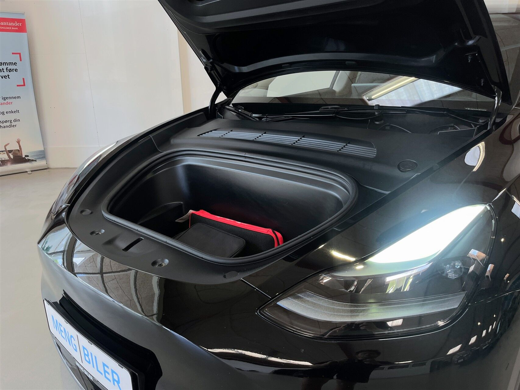 Sort Tesla Model Y fra 2022