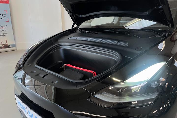 Sort Tesla Model Y fra 2022
