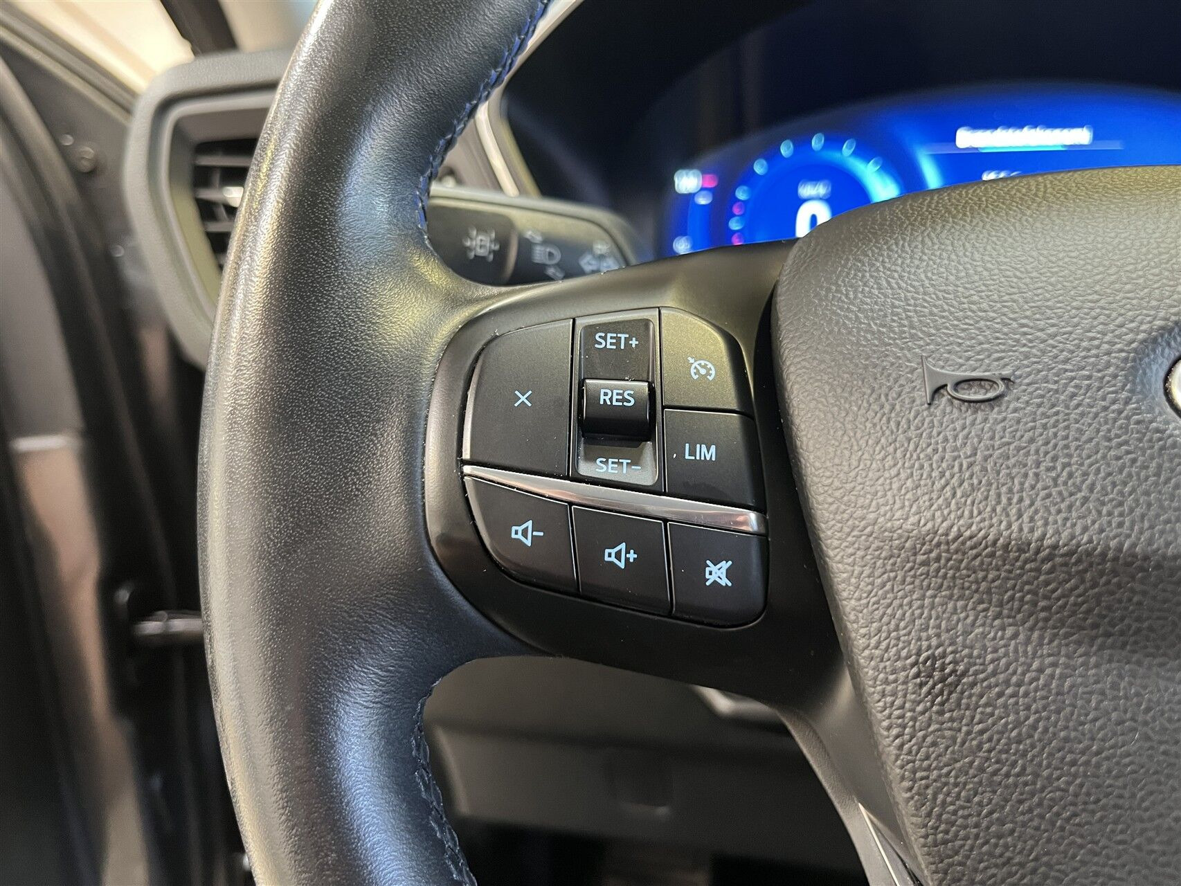 Grå Ford Kuga fra 2021