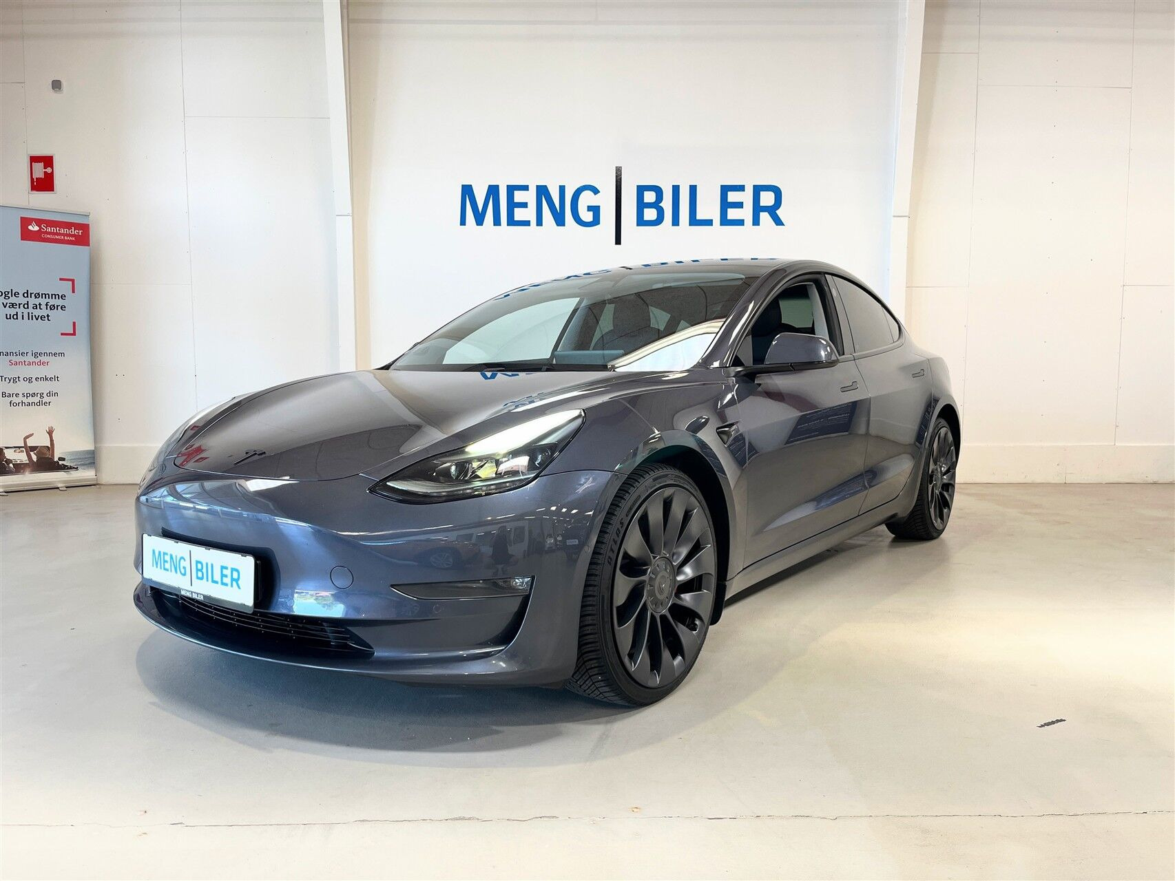 Grå Tesla Model 3 fra 2022