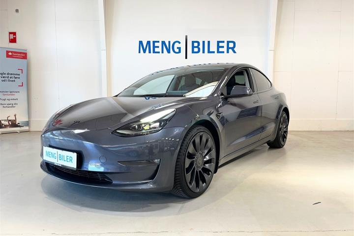 Grå Tesla Model 3 fra 2022