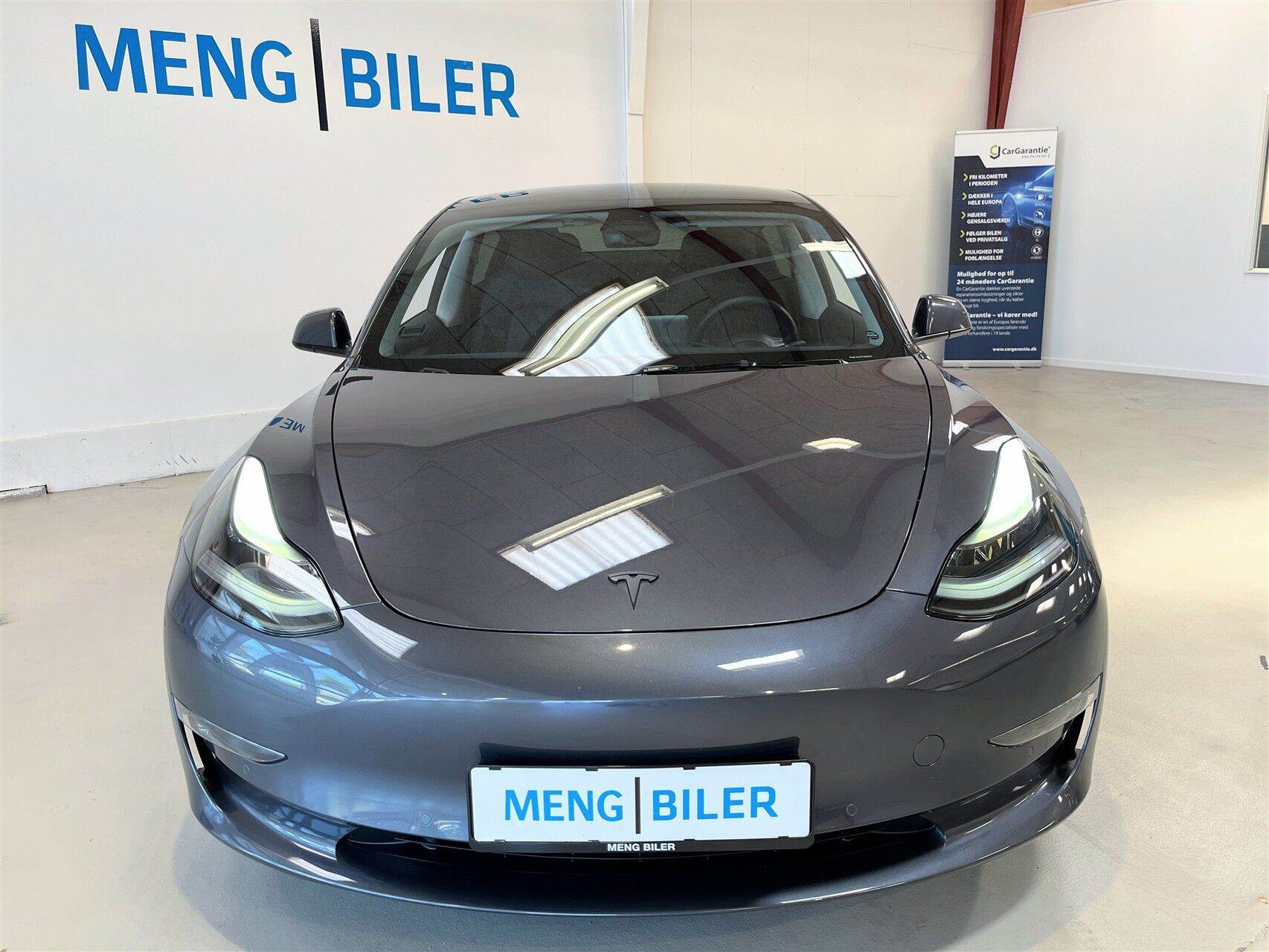 Grå Tesla Model 3 fra 2022