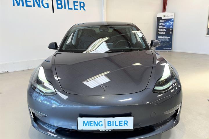 Grå Tesla Model 3 fra 2022