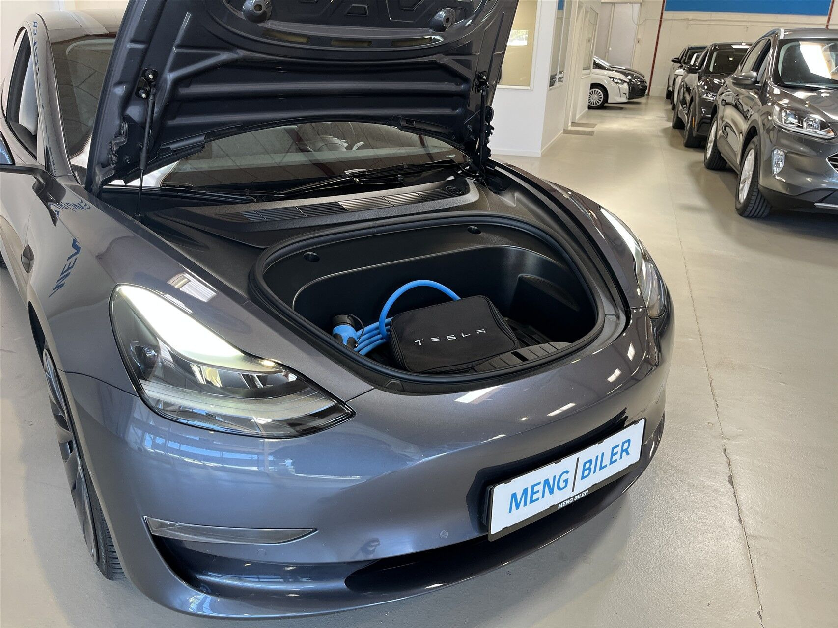 Grå Tesla Model 3 fra 2022