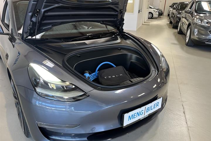Grå Tesla Model 3 fra 2022