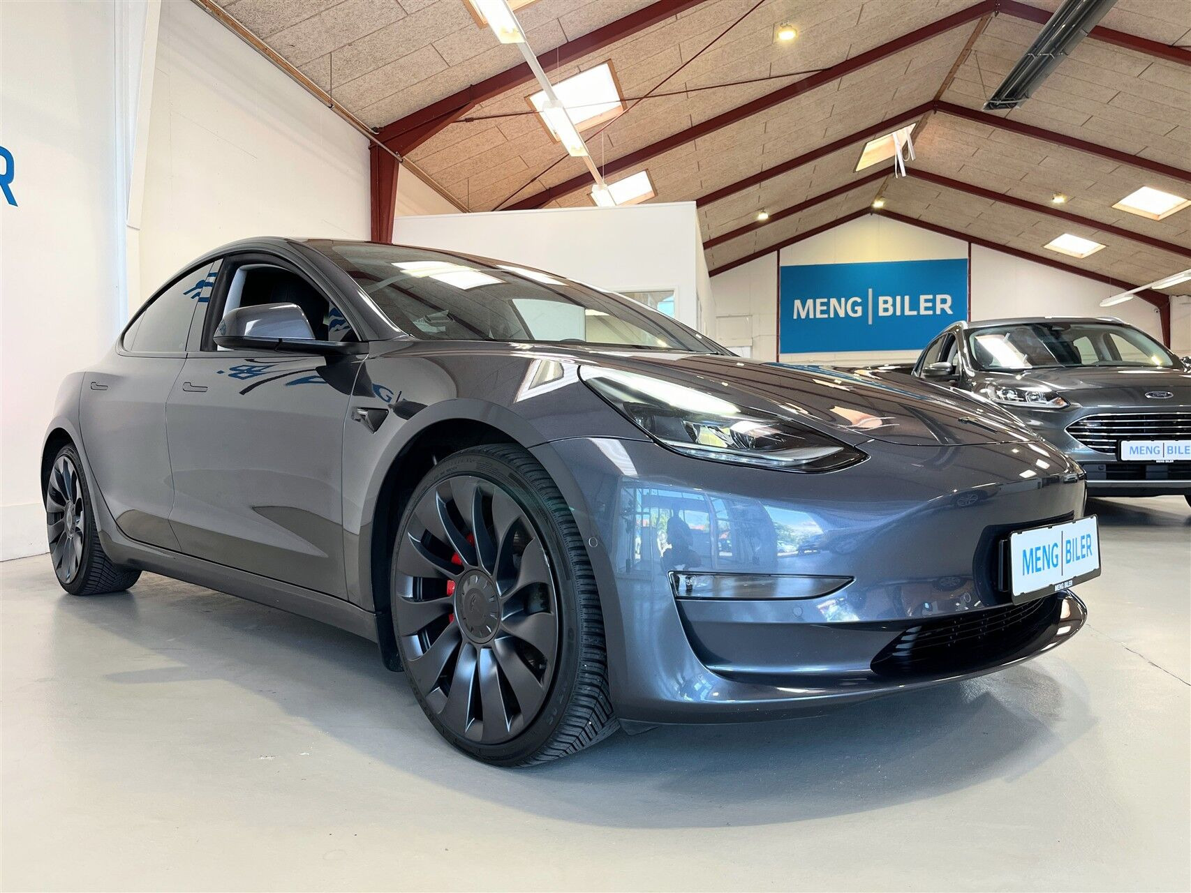 Grå Tesla Model 3 fra 2022