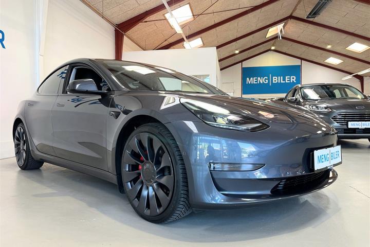 Grå Tesla Model 3 fra 2022