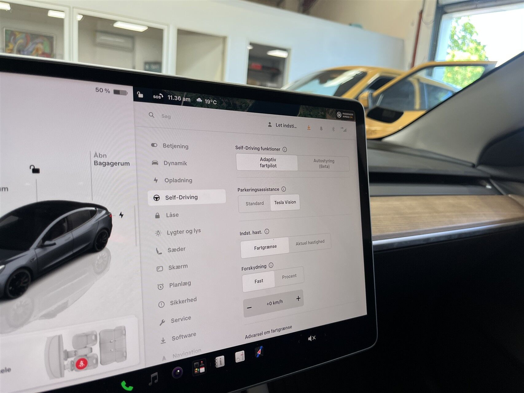 Grå Tesla Model 3 fra 2022