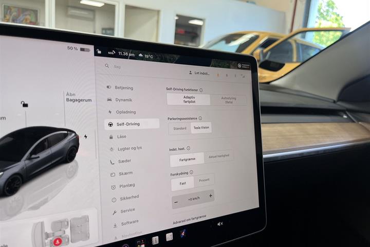 Grå Tesla Model 3 fra 2022