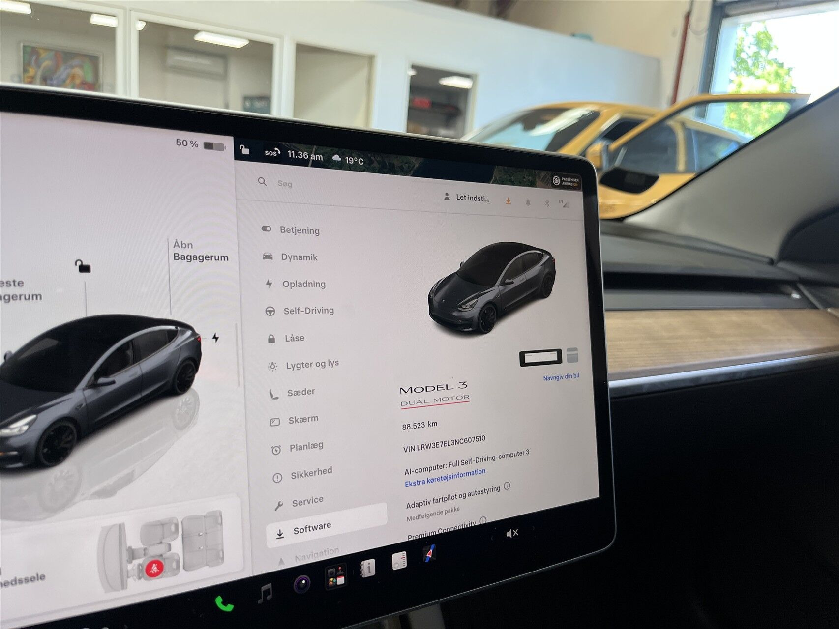 Grå Tesla Model 3 fra 2022
