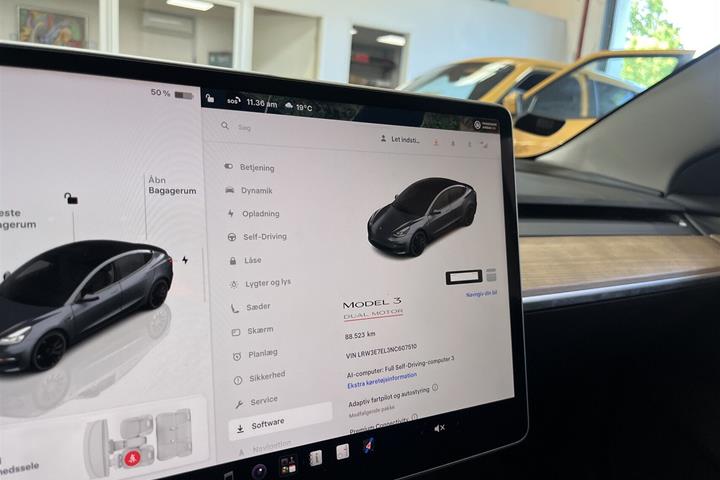Grå Tesla Model 3 fra 2022