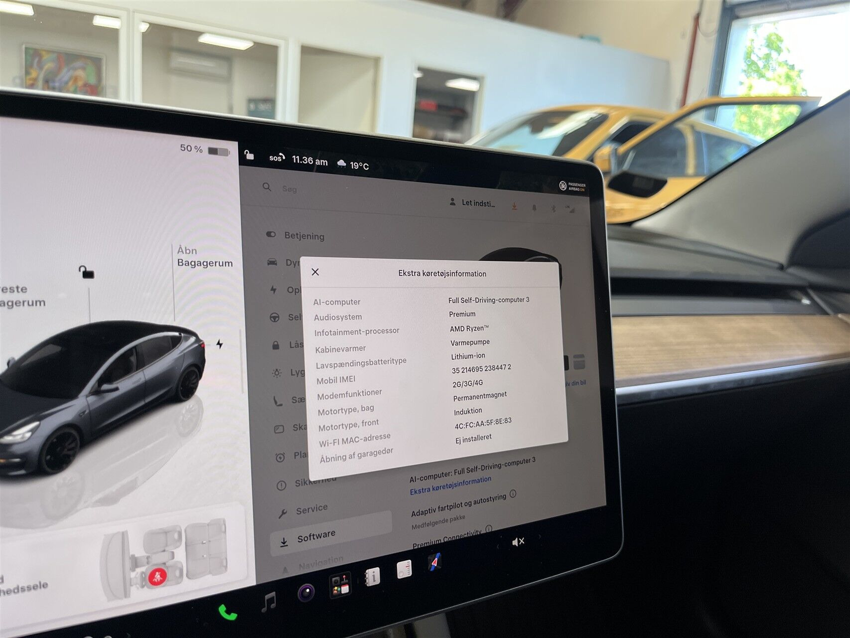 Grå Tesla Model 3 fra 2022