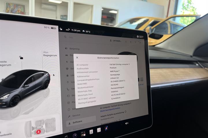 Grå Tesla Model 3 fra 2022